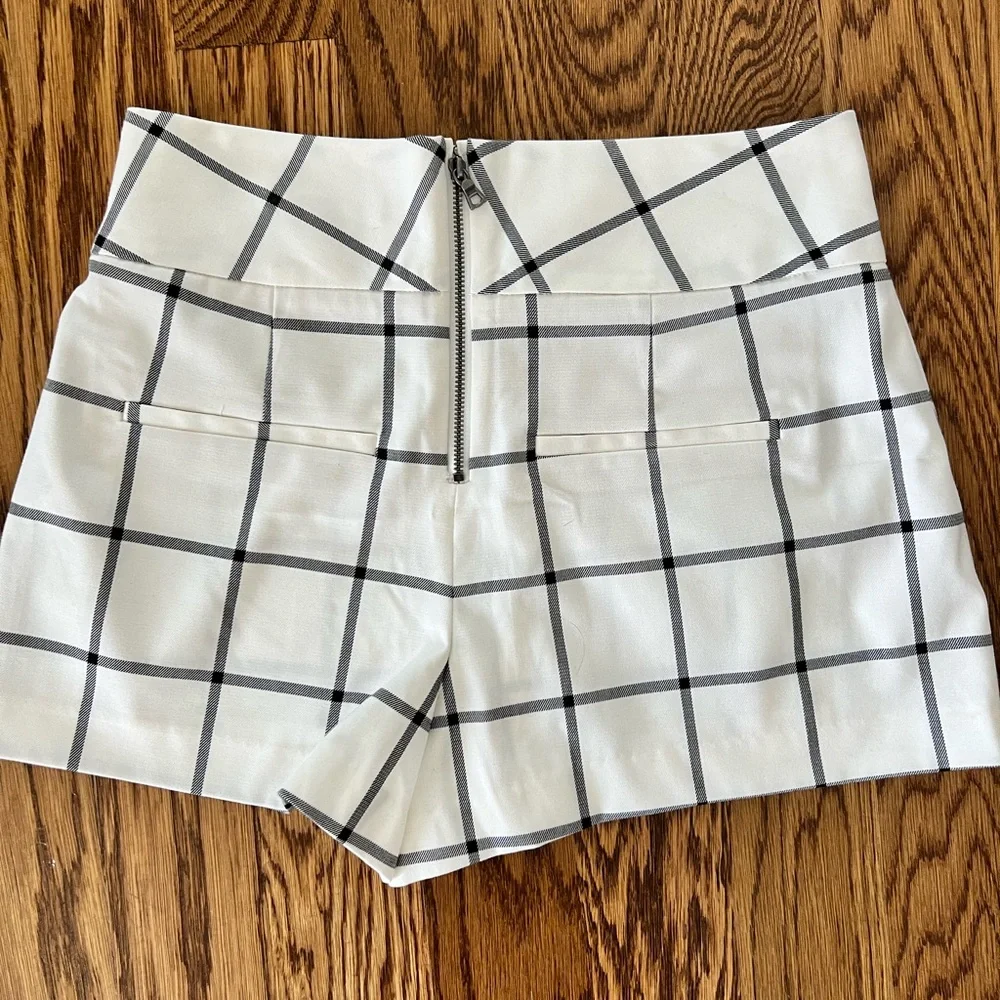 Alice and Olivia white and black shorts size small - Picture 3 of 3